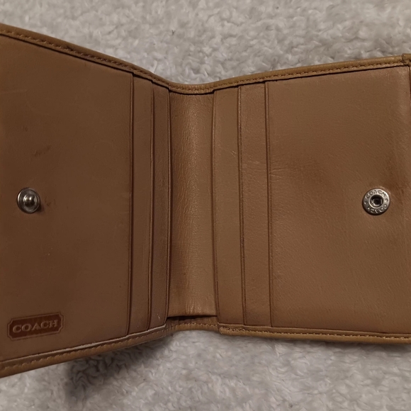 4"x4" Coach wallet beige leather - Picture 3 of 4
